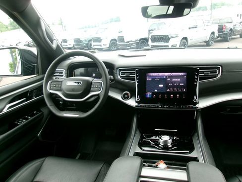 Certified 2024 Jeep Wagoneer L Series II AWD/4WD image 13