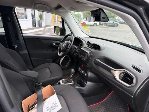 Used 2017 Jeep Renegade Latitude FWD image 9