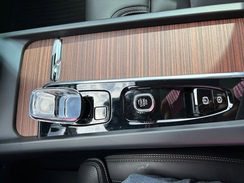 Certified 2024 Volvo XC60 T8 Ultimate w/ Protection Package Premier image 28