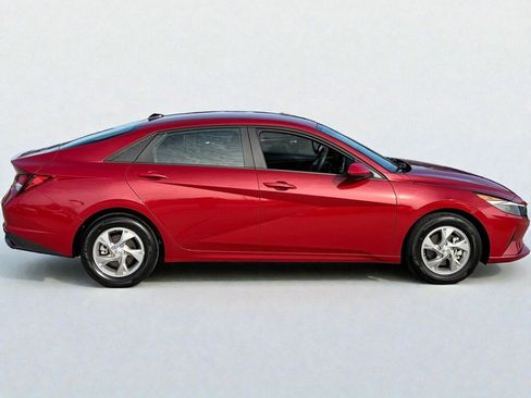 Certified 2023 Hyundai Elantra SE image 2