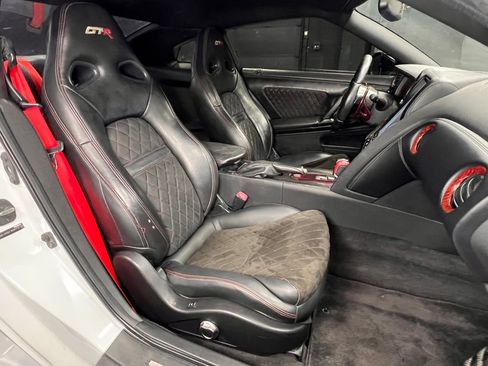 Used 2010 Nissan GT-R Premium AWD/4WD image 4