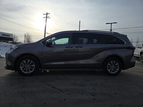 Used 2023 Toyota Sienna LE image 4