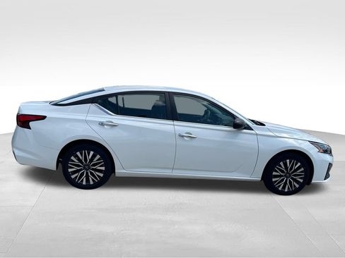Used 2025 Nissan Altima 2.5 SV FWD image 6