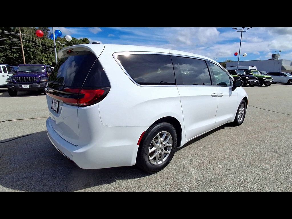Used 2024 Chrysler Pacifica Touring-L FWD image 8