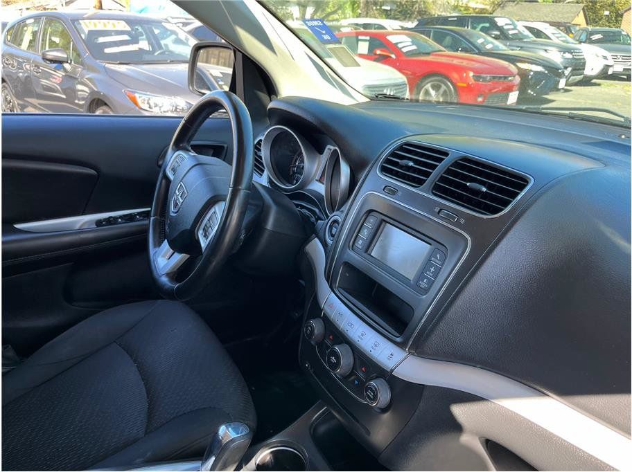 Used 2018 Dodge Journey SXT w/ Connectivity Group FWD image 9