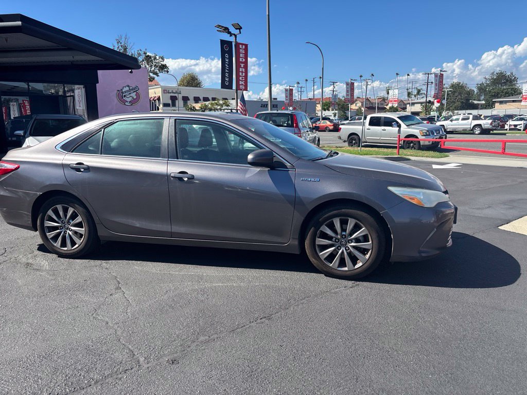 Used 2015 Toyota Camry XLE w/ Moonroof Package FWD image 3