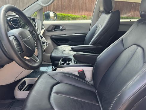 Used 2024 Chrysler Pacifica Touring-L FWD image 24