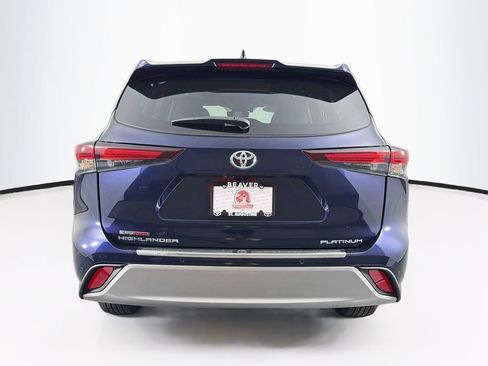 Used 2024 Toyota Highlander Platinum FWD image 8