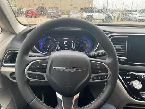 Used 2024 Chrysler Pacifica Touring-L image 36