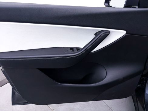 Used 2022 Tesla Model Y Long Range image 15