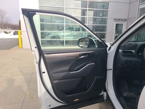 Used 2023 Toyota Highlander Platinum image 17