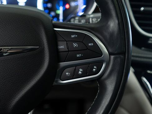 Used 2022 Chrysler Pacifica Limited w/ Uconnect Theater Family Group image 29