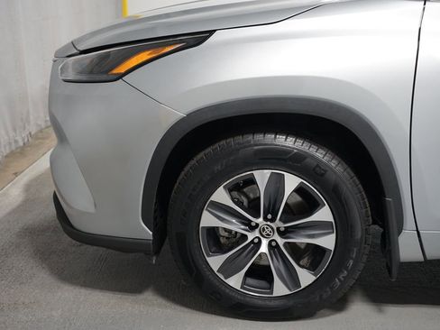 Certified 2024 Toyota Highlander XLE image 5