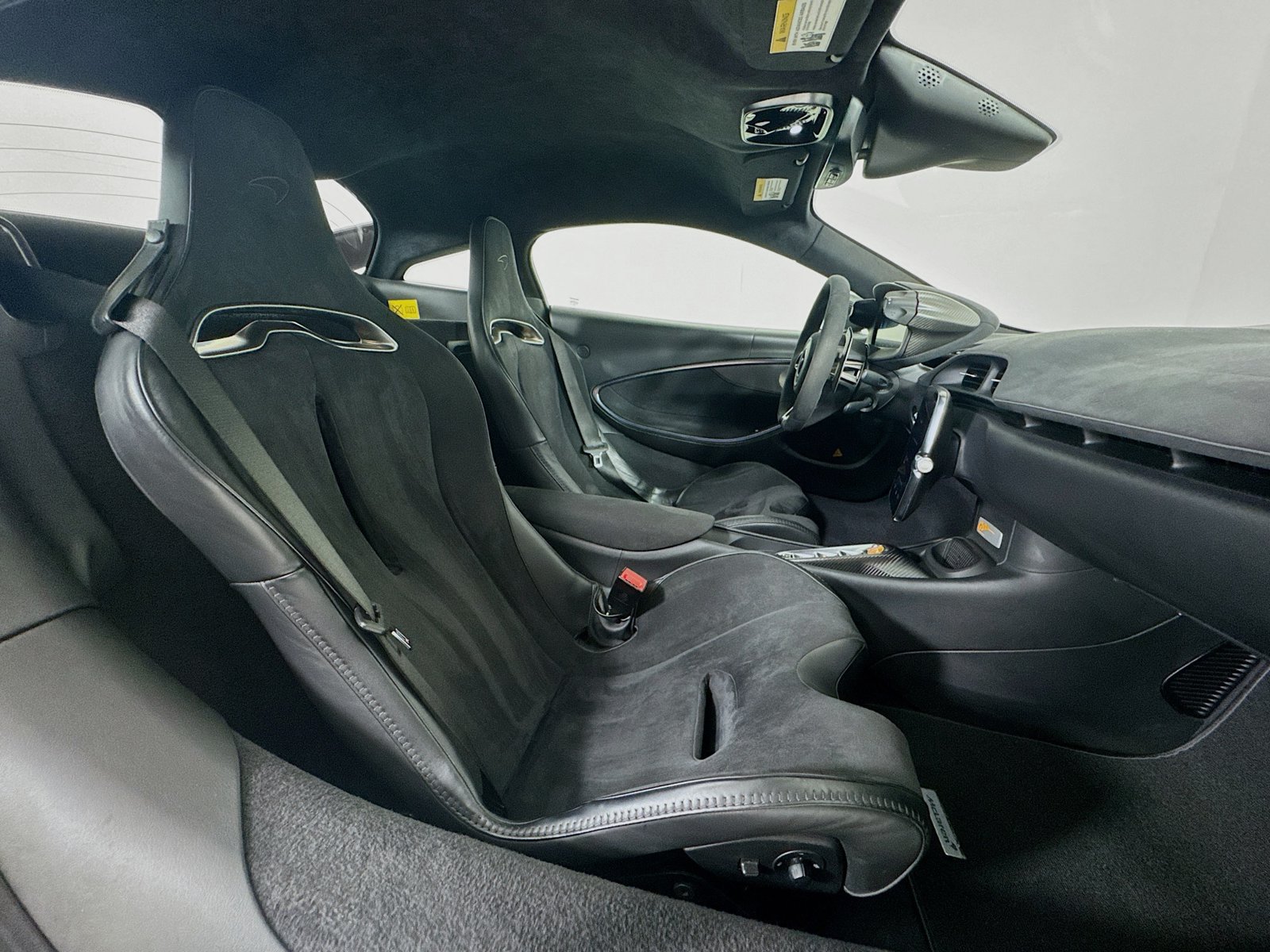 Used 2025 McLaren Artura RWD image 22