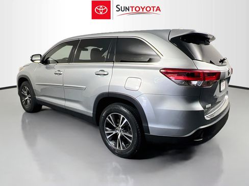 Used 2019 Toyota Highlander Plus FWD image 6
