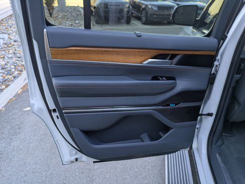 Used 2022 Jeep Grand Wagoneer Series II w/ Convenience Group III image 32