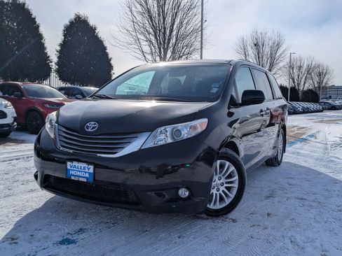 Used 2017 Toyota Sienna XLE Premium image 2