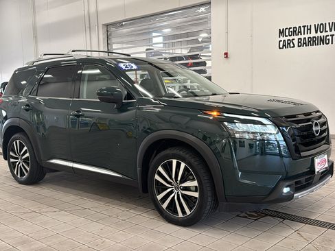 Used 2025 Nissan Pathfinder Platinum AWD/4WD image 3