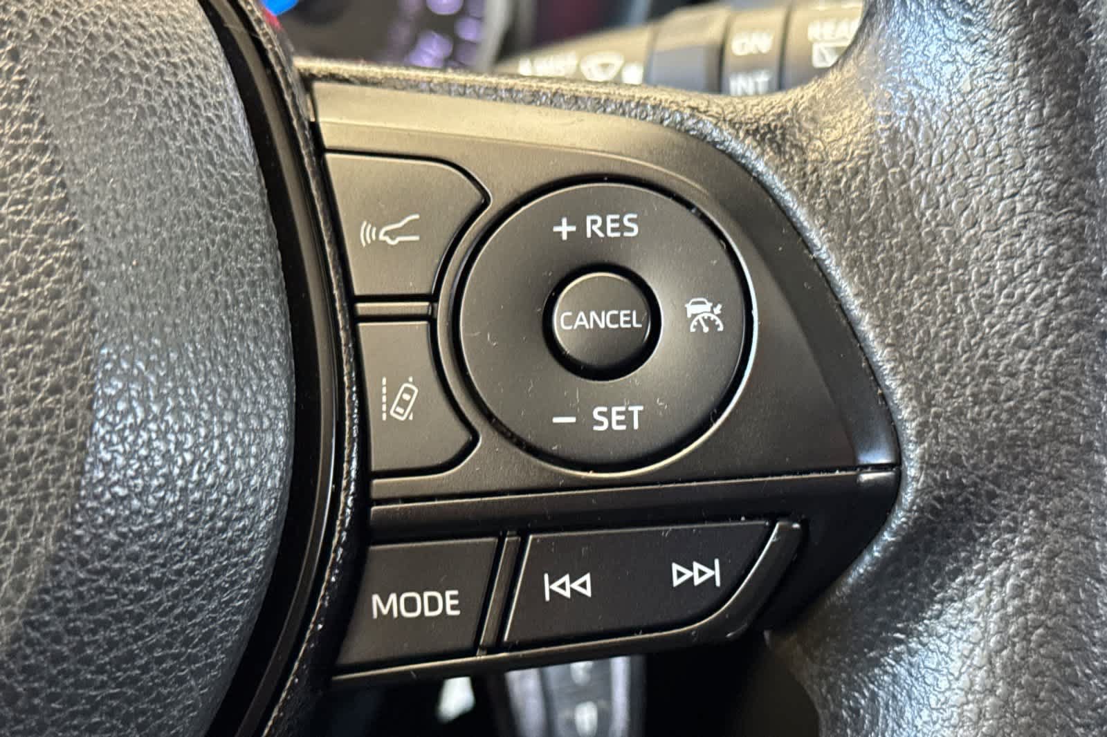 Used 2021 Toyota RAV4 XLE AWD/4WD image 27