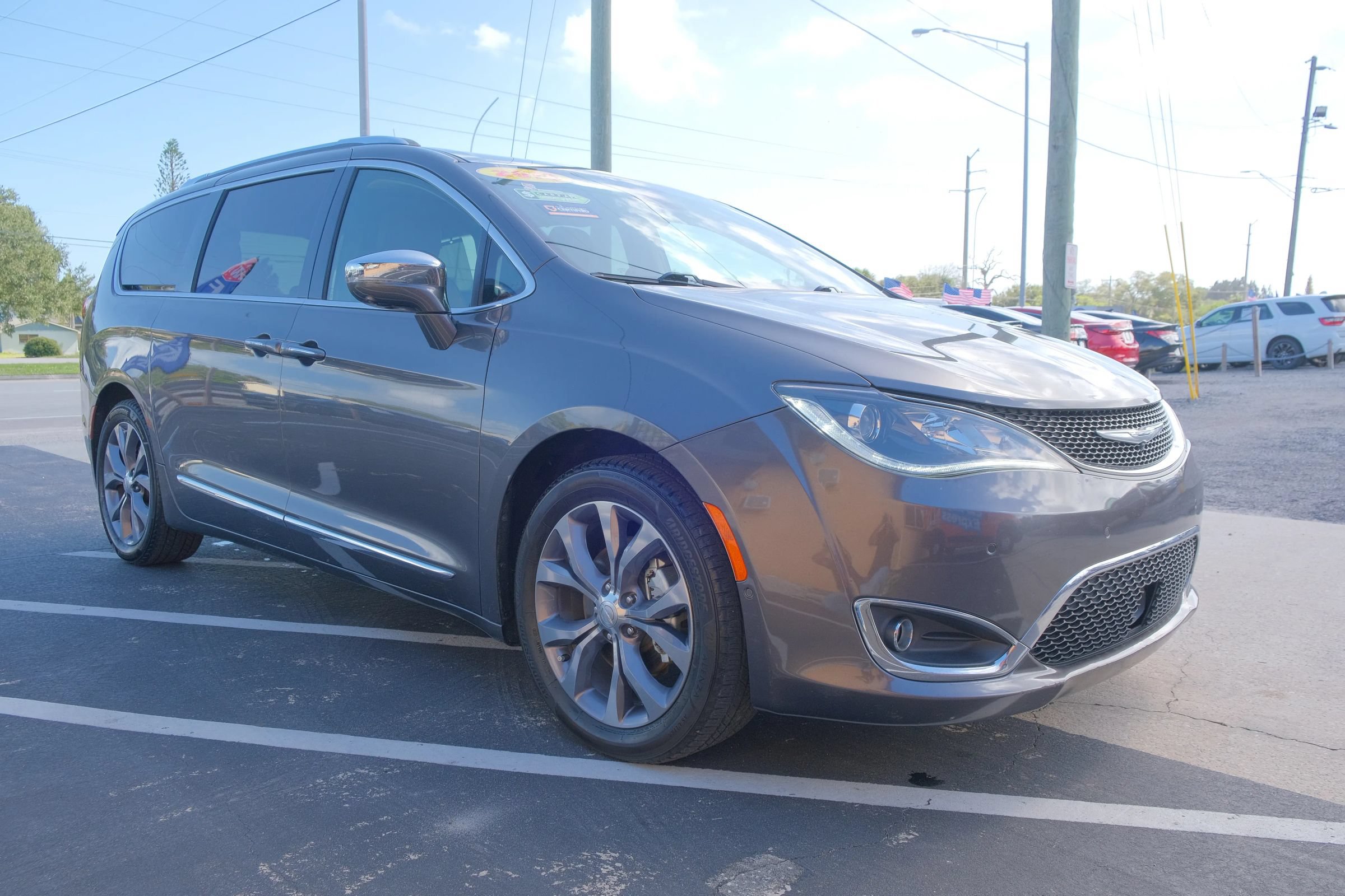 Used 2018 Chrysler Pacifica Limited w/ Tire & Wheel Group FWD image 3