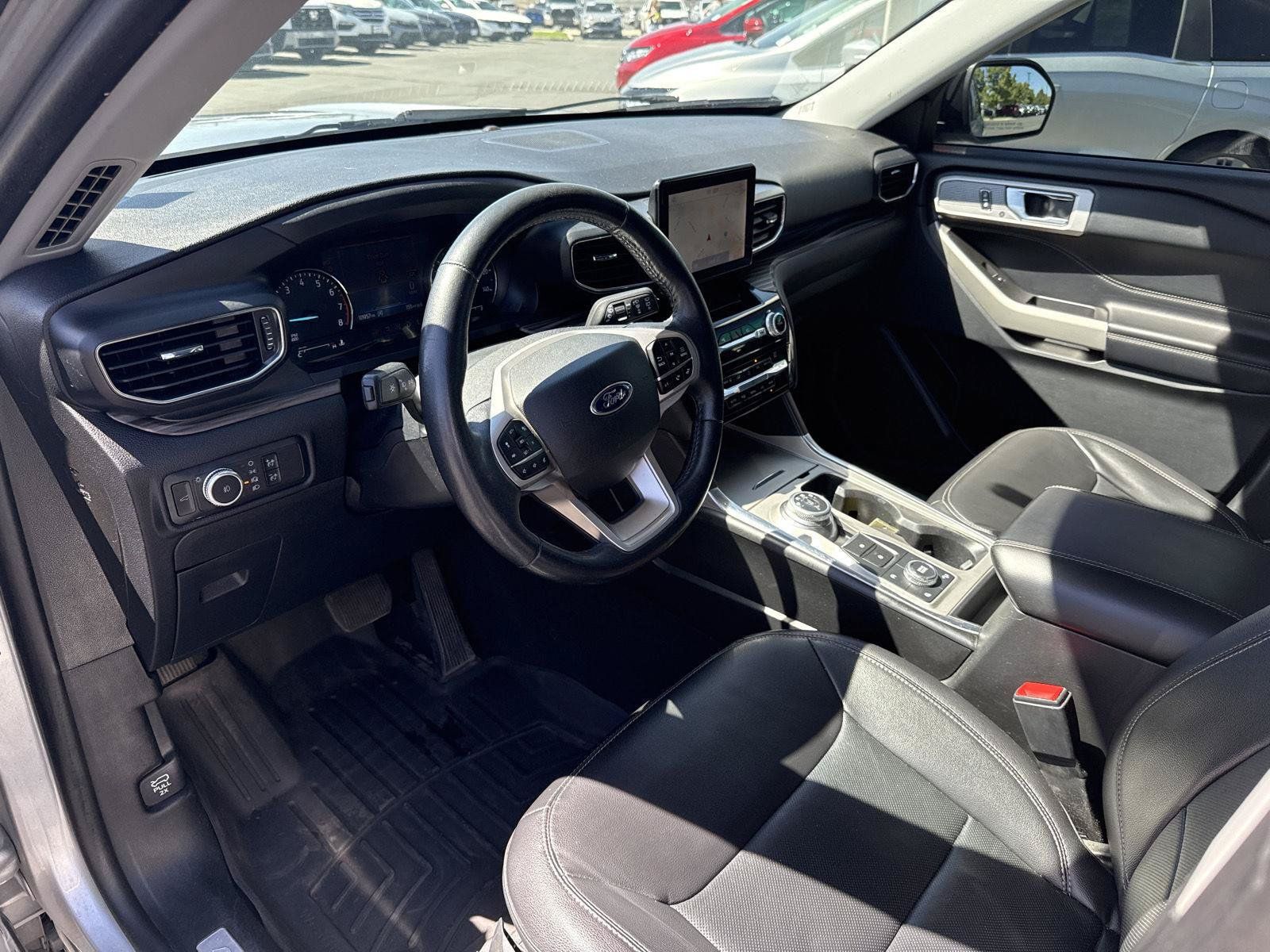 Used 2021 Ford Explorer Limited w/ Equipment Group 301A AWD/4WD image 12