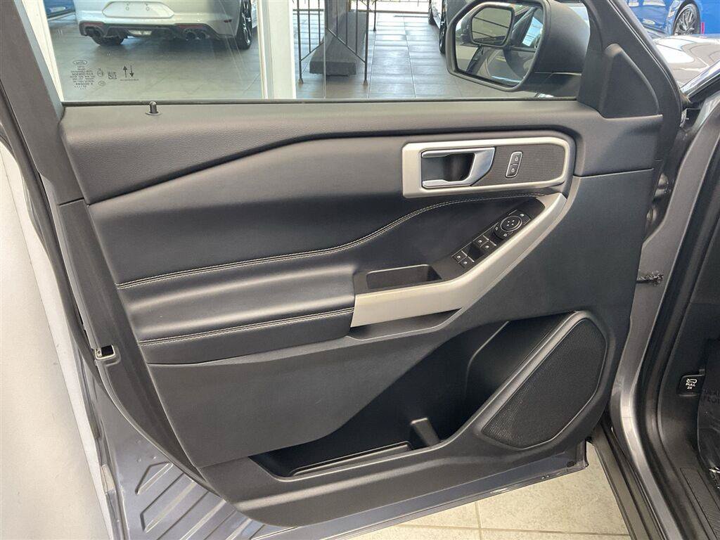 Used 2022 Ford Explorer XLT w/ Equipment Group 202A AWD/4WD image 9