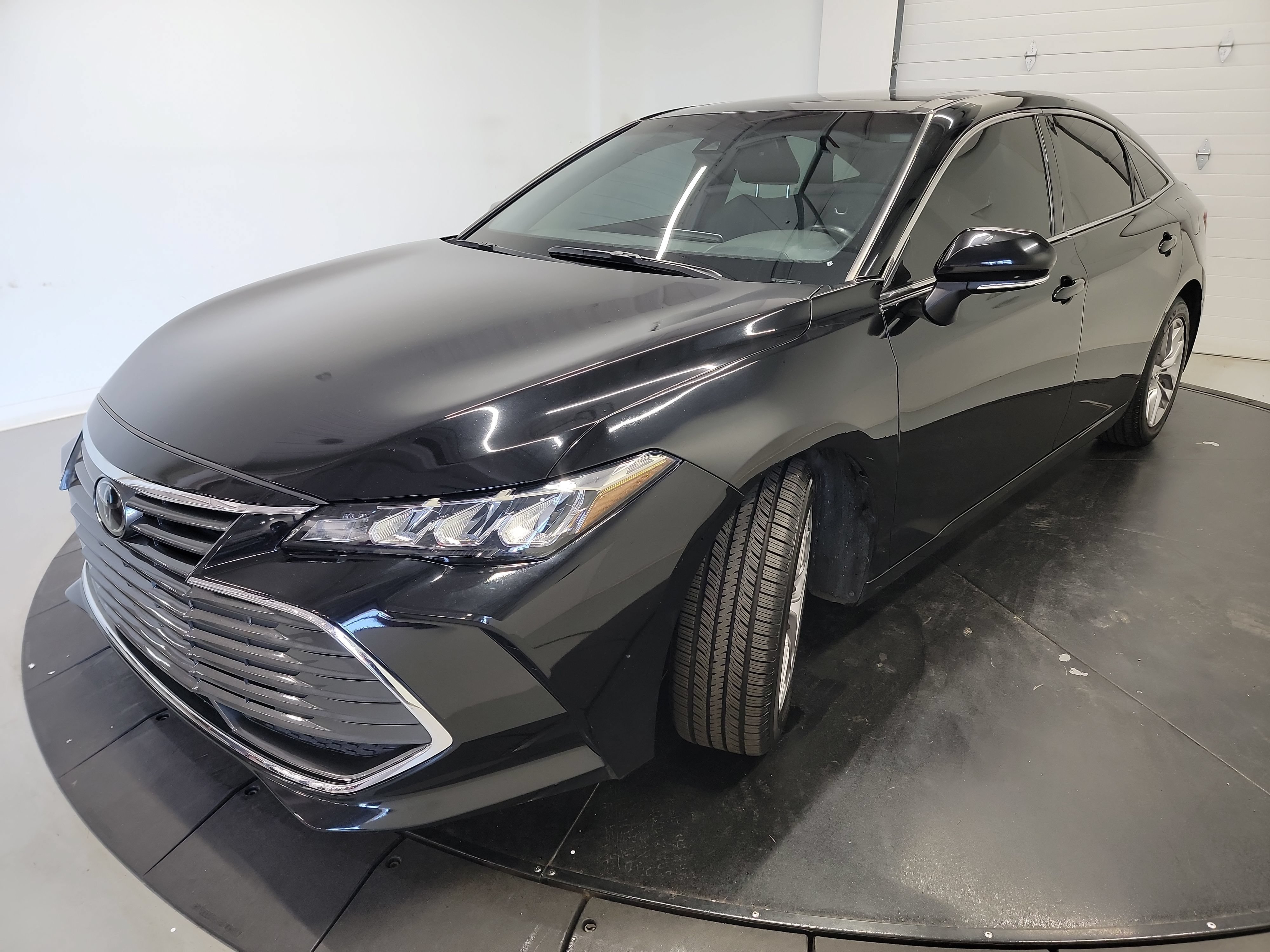 Used 2019 Toyota Avalon XLE w/ Moonroof Package FWD image 3