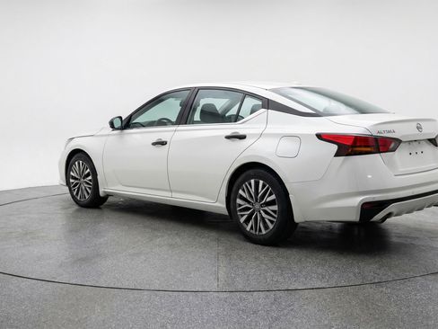 Used 2025 Nissan Altima 2.5 SV image 6