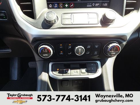 Used 2023 GMC Acadia SLE w/ Driver Convenience Package FWD image 23