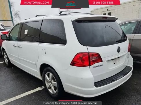 Used 2014 Volkswagen Routan SEL Premium image 2