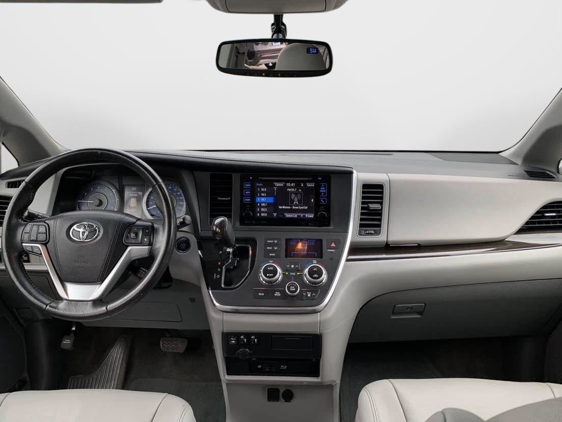 Used 2017 Toyota Sienna XLE Premium FWD image 29