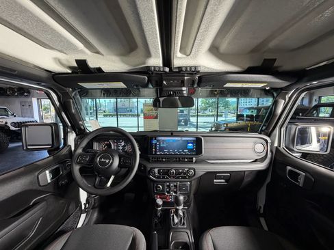 Used 2025 Jeep Wrangler Unlimited Rubicon image 20