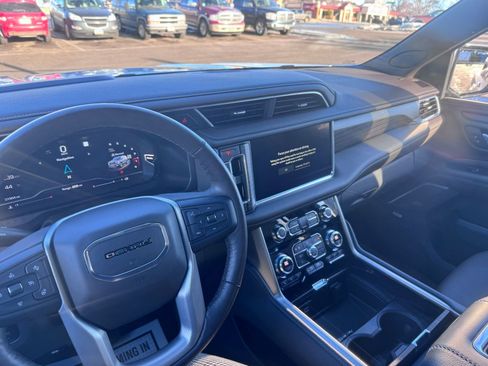 Used 2022 GMC Yukon Denali w/ Denali Premium Package image 26