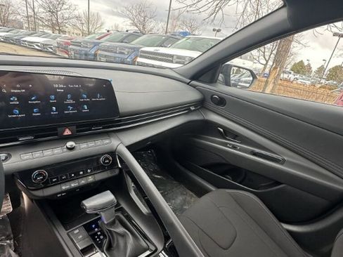 Used 2025 Hyundai Elantra SEL image 28