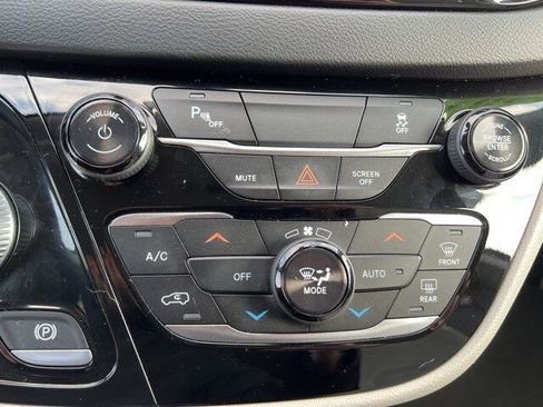 Certified 2018 Chrysler Pacifica Touring-L image 27