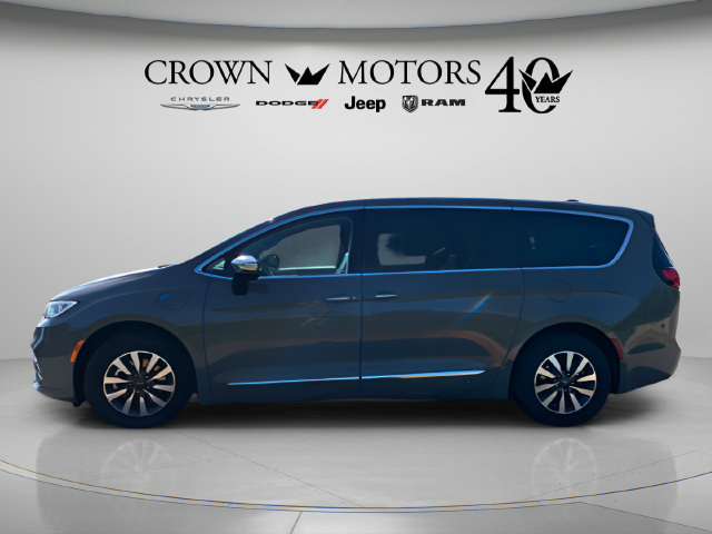 Used 2023 Chrysler Pacifica Limited FWD image 2