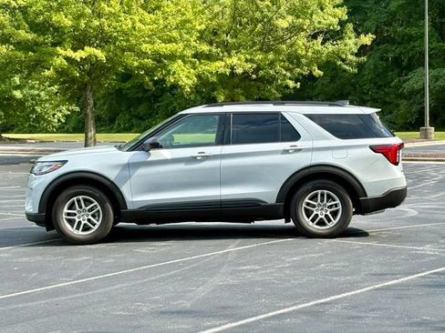 Used 2026 Ford Explorer Active w/ Active Comfort Package RWD image 3