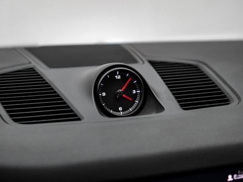 Used 2022 Porsche Cayenne w/ Premium Package image 42