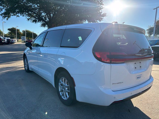 Used 2024 Chrysler Pacifica Touring-L FWD image 7