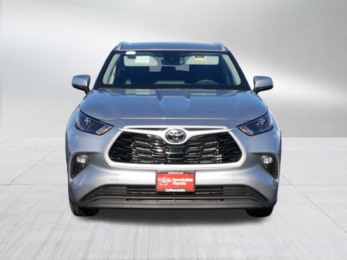 Certified 2025 Toyota Highlander XLE image 2