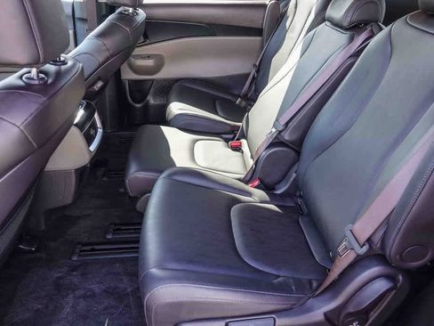 Certified 2025 Kia Carnival LXS image 18