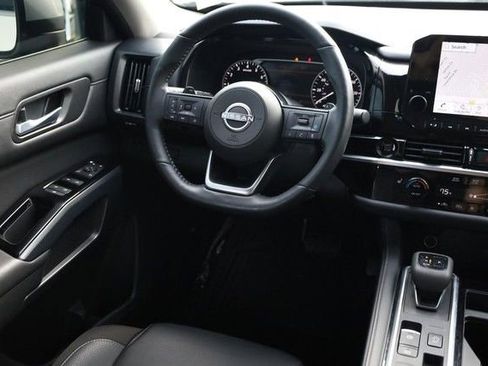Certified 2025 Nissan Pathfinder SL FWD image 24