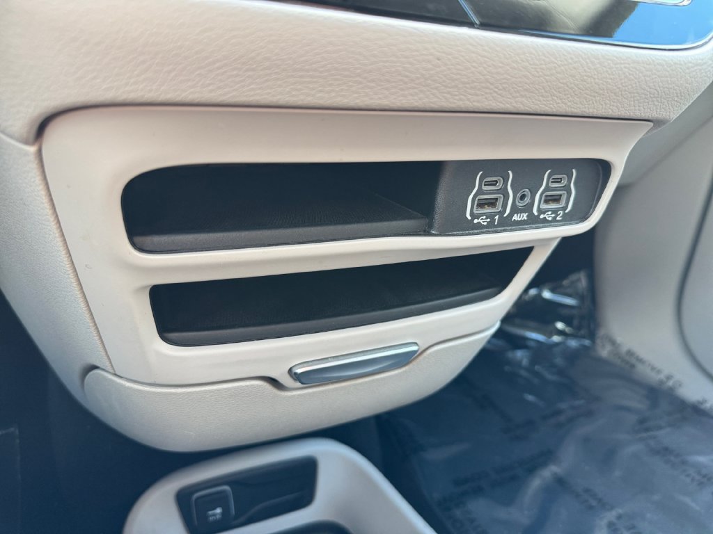 Used 2024 Chrysler Pacifica Touring-L FWD image 25