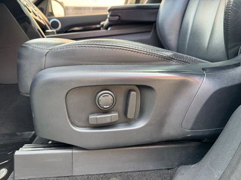 Used 2017 Land Rover Discovery SE image 27