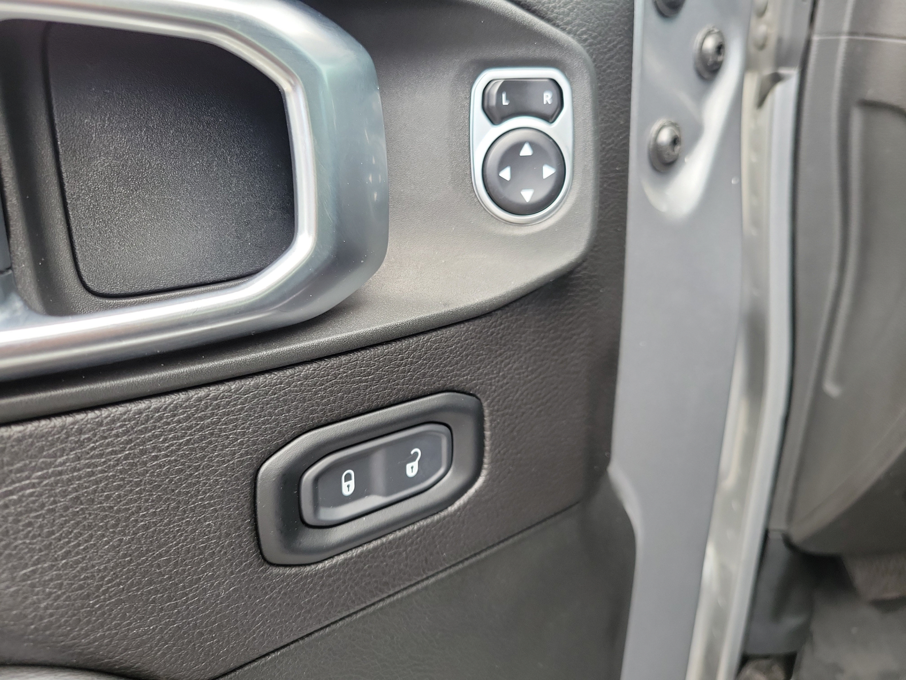 Used 2019 Jeep Wrangler Unlimited Sahara AWD/4WD image 15