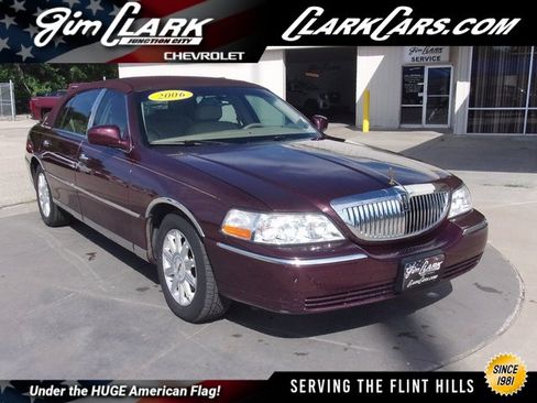 Used 2006 Lincoln Town Car Executive L image 1
