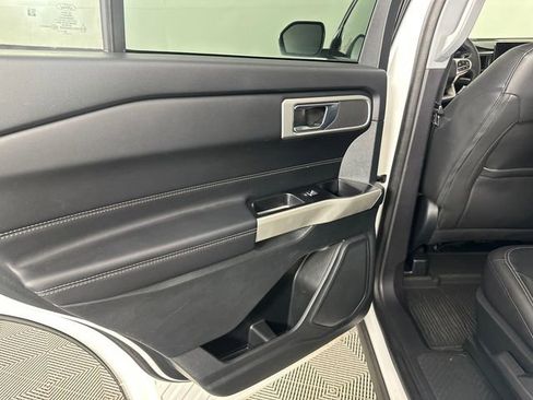 Used 2022 Ford Explorer XLT w/ Equipment Group 202A AWD/4WD image 12