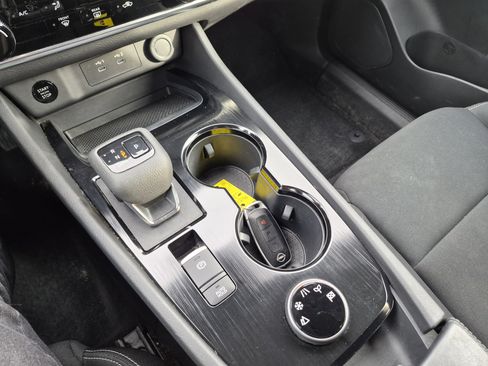 Used 2024 Nissan Rogue S image 25