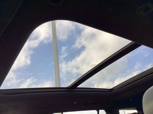 Used 2024 Jeep Grand Cherokee L Limited w/ Luxury Tech Group II image 4