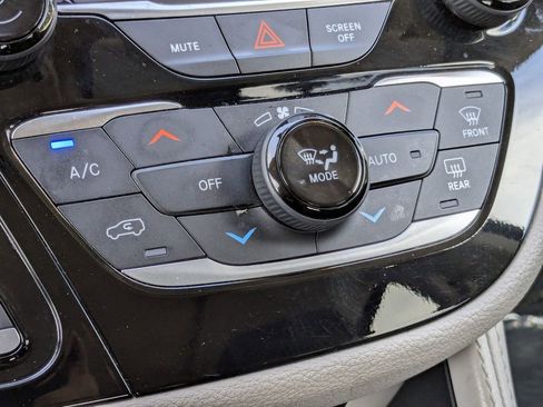 Used 2023 Chrysler Pacifica Limited image 22